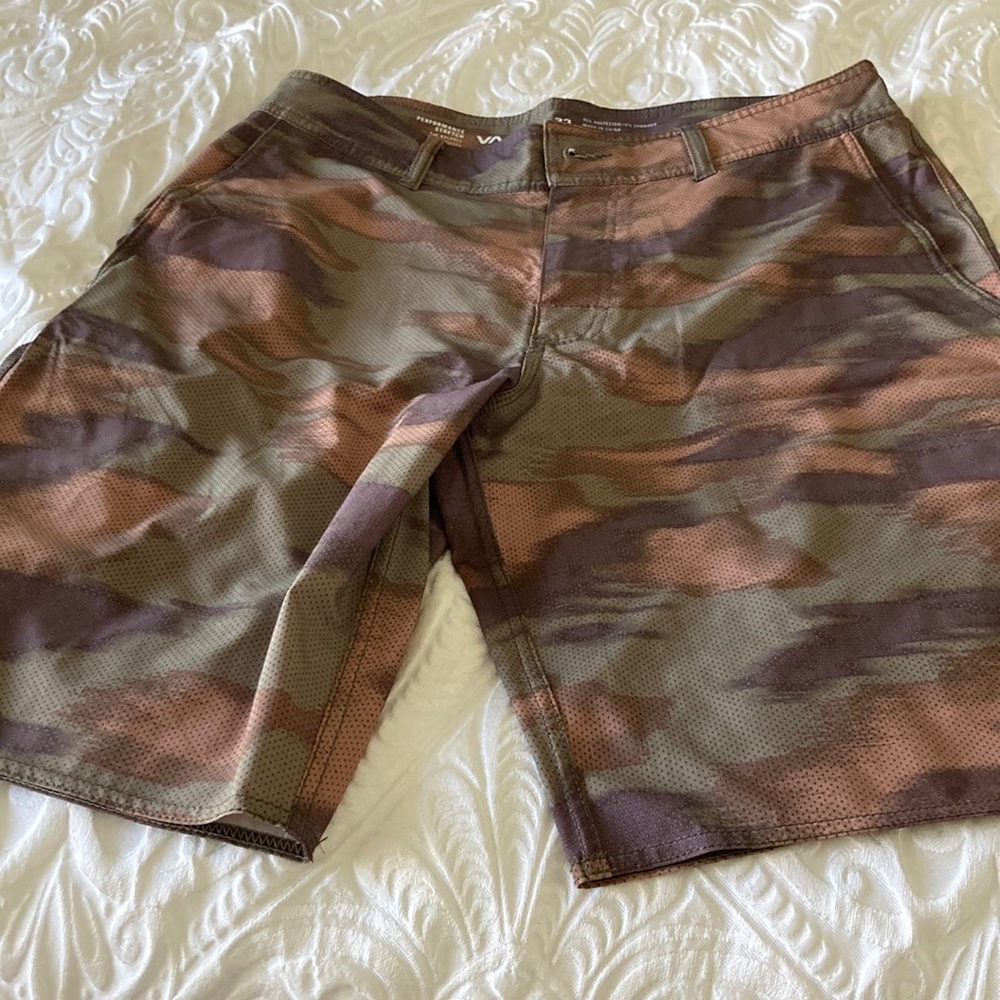 RVCA BOARD SHORT.
